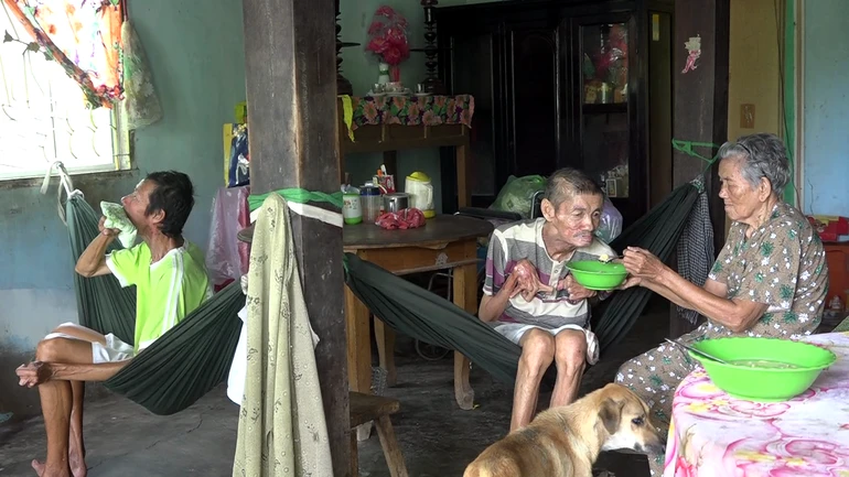 Hơn 60 năm nuôi 2 con tật nguyền, nghễnh ngãng